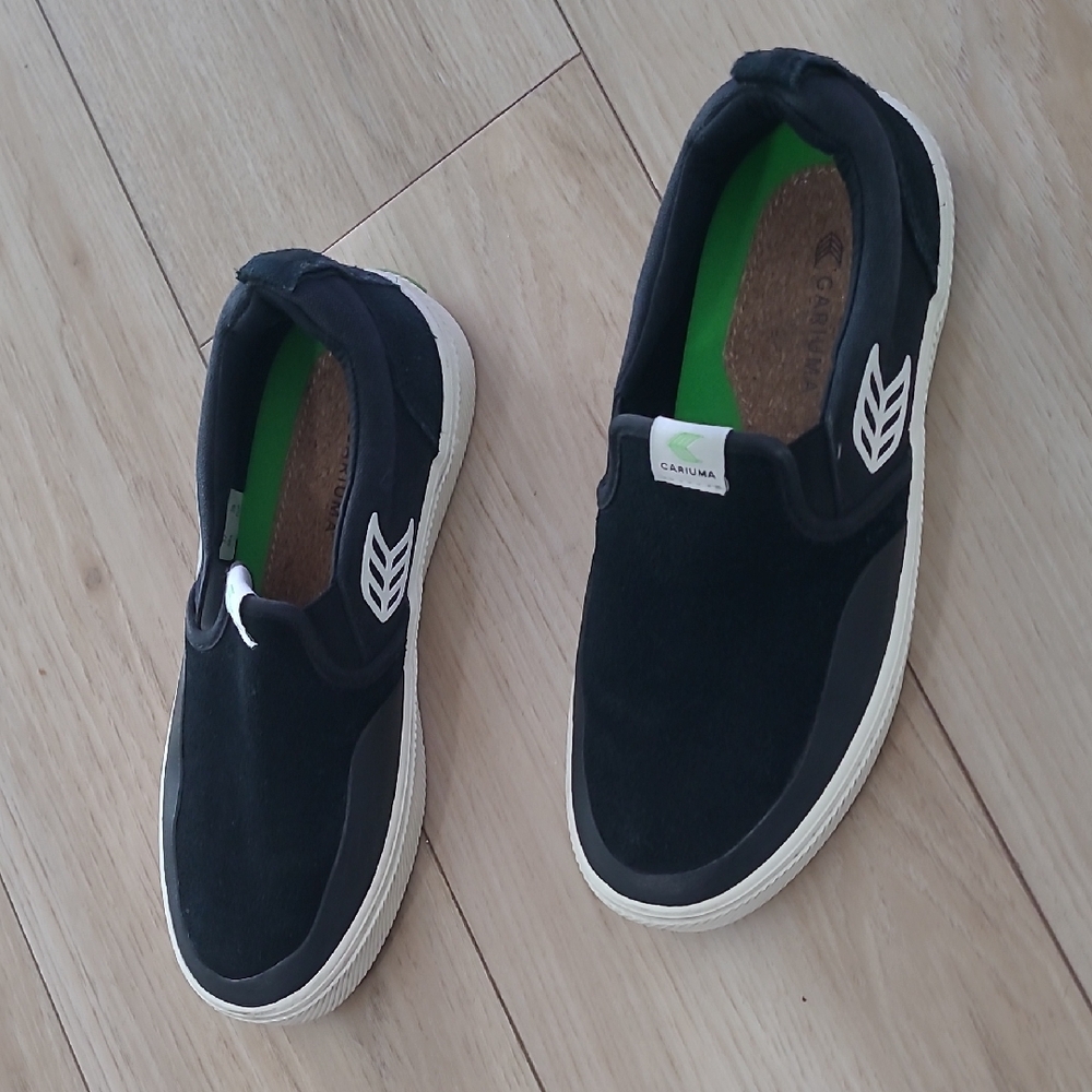 Cariuma Black Slip-On Shoes with White and Green Accents Unisex Women 8 Men 6.5